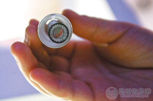 昆明信息港报道：潮男潮女流行戴“美瞳” 昆明华山眼科专家警告有害眼睛