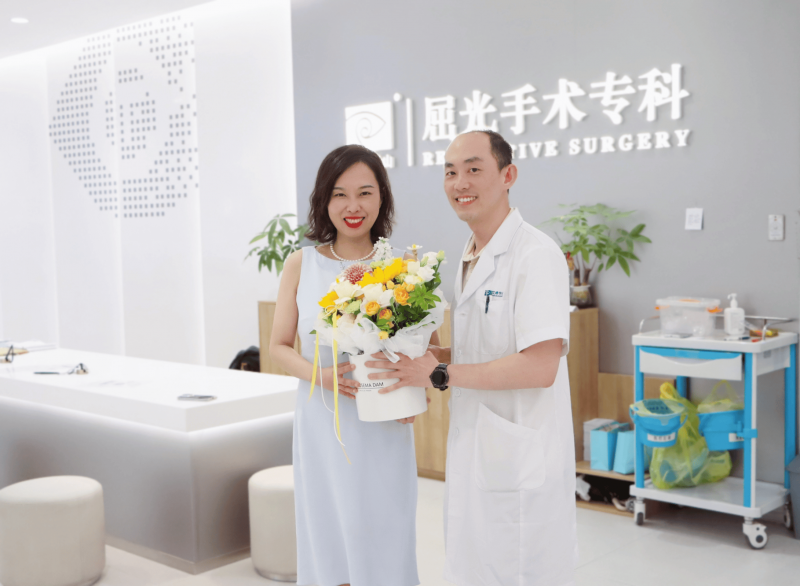 【昆明信息港】“复杂手术在杨亚菲院长手中有条不紊”马来西亚眼科医生在昆明艾维眼科完成屈光专项进修