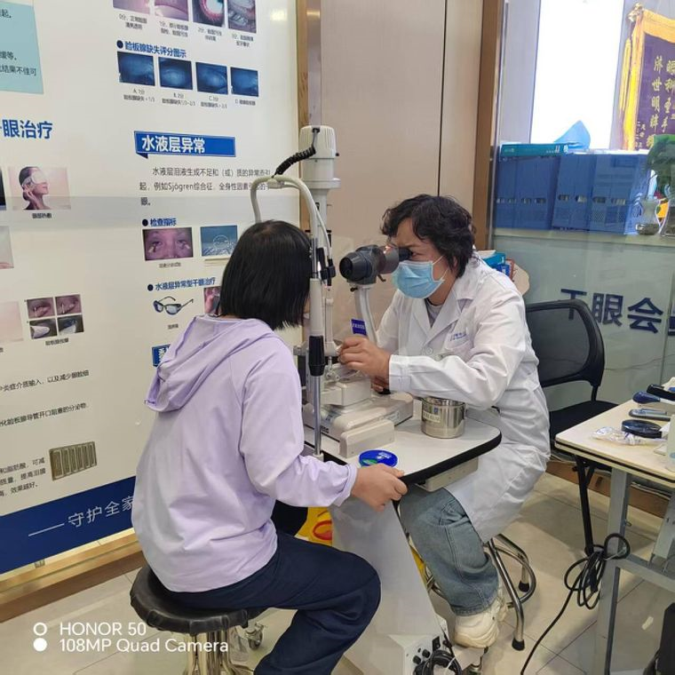 11岁女孩患800度超高散光 昆明艾维眼科角膜胶原交联术点亮希望之光